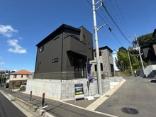 【神奈川県/横浜市戸塚区上矢部町】戸塚区上矢部町　新築戸建　1号棟/全5棟 外観：写真中央　全5棟/1号棟