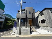 【神奈川県/横浜市戸塚区上矢部町】戸塚区上矢部町　新築戸建　1号棟/全5棟 外観：写真中央　全5棟/1号棟