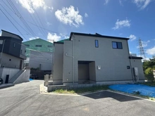 【神奈川県/横浜市戸塚区上矢部町】戸塚区上矢部町　新築戸建　2号棟/全5棟 外観：写真中央　全5棟/2号棟