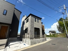 【神奈川県/横浜市戸塚区上矢部町】戸塚区上矢部町　新築戸建　2号棟/全5棟 外観：写真中央　全5棟/2号棟