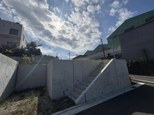 【神奈川県/横浜市戸塚区上矢部町】戸塚区上矢部町　新築戸建て　3号棟/全5棟 建築中の外観：写真手前側　3号棟/全5棟