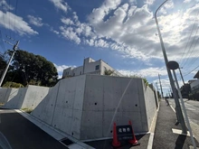 【神奈川県/横浜市戸塚区上矢部町】戸塚区上矢部町　新築戸建て　3号棟/全5棟 建築中の外観：写真手前側　3号棟/全5棟