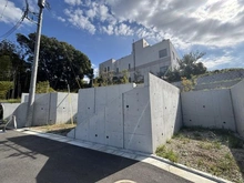 【神奈川県/横浜市戸塚区上矢部町】戸塚区上矢部町　新築戸建て　4号棟/全5棟 建築中の外観：写真中央　4号棟/全5棟