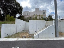 【神奈川県/横浜市戸塚区上矢部町】戸塚区上矢部町　新築戸建　5号棟/全5棟 建築中の外観：写真中央　5号棟/全5棟