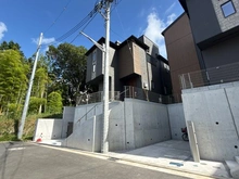 【神奈川県/横浜市戸塚区上矢部町】戸塚区上矢部町　新築戸建　5号棟/全5棟 外観：写真中央　全5棟/5号棟