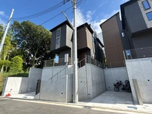【神奈川県/横浜市戸塚区上矢部町】戸塚区上矢部町　新築戸建　5号棟/全5棟 外観：写真中央　全5棟/5号棟
