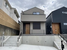 【神奈川県/横浜市港南区上永谷】港南区上永谷3丁目　新築戸建て　A号棟/全2棟 外観：写真中央　A(左)号棟/全2棟