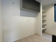 【神奈川県/横浜市港南区上永谷】港南区上永谷3丁目　新築戸建て　A号棟/全2棟 キッチン：冷蔵庫置き場・上部吊戸棚・可動棚