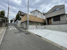 【神奈川県/横浜市港南区上永谷】港南区上永谷3丁目　新築戸建て　A号棟/全2棟 外観：写真中央　A(左)号棟/全2棟