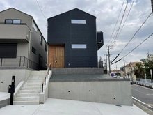 【神奈川県/横浜市港南区上永谷】港南区上永谷3丁目　新築戸建て　B号棟/全2棟 外観：写真中央　B(右)号棟/全2棟