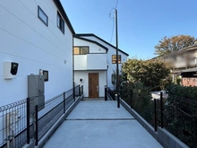 【神奈川県/横浜市戸塚区舞岡町】戸塚区舞岡町　新築戸建　3号棟/全3棟 外観：写真中央　3号棟/全3棟