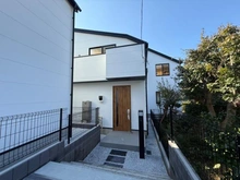 【神奈川県/横浜市戸塚区舞岡町】戸塚区舞岡町　新築戸建　3号棟/全3棟 外観：写真中央　3号棟/全3棟