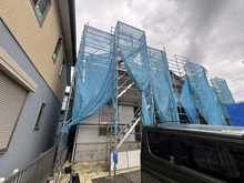 【神奈川県/横浜市戸塚区汲沢】戸塚区汲沢7丁目　新築戸建て　1号棟/全3棟 建築中の外観：写真中央　1号棟/全3棟