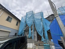 【神奈川県/横浜市戸塚区汲沢】戸塚区汲沢7丁目　新築戸建て　1号棟/全3棟 建築中の外観：写真中央　1号棟/全3棟