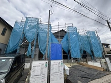 【神奈川県/横浜市戸塚区汲沢】戸塚区汲沢7丁目　新築戸建て　1号棟/全3棟 建築中の外観：写真左側　1号棟/全3棟