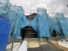 【神奈川県/横浜市戸塚区汲沢】戸塚区汲沢7丁目　新築戸建て　2号棟/全3棟 建築中の外観：写真中央　2号棟/全3棟