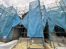 【神奈川県/横浜市戸塚区汲沢】戸塚区汲沢7丁目　新築戸建て　2号棟/全3棟 建築中の外観：写真中央　2号棟/全3棟