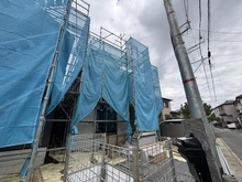 【神奈川県/横浜市戸塚区汲沢】戸塚区汲沢7丁目　新築戸建て　3号棟/全3棟 建築中の外観：写真中央　3号棟/全3棟