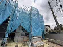 【神奈川県/横浜市戸塚区汲沢】戸塚区汲沢7丁目　新築戸建て　3号棟/全3棟 建築中の外観：写真中央　3号棟/全3棟