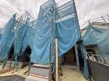 【神奈川県/横浜市戸塚区汲沢】戸塚区汲沢7丁目　新築戸建て　3号棟/全3棟 建築中の外観：写真中央　3号棟/全3棟