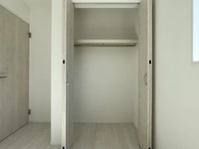 【神奈川県/横浜市戸塚区上矢部町】戸塚区上矢部町4期　新築戸建　2号棟/全3棟 収納：洋室約5.1帖　洋室約5.3帖隣