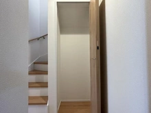 【神奈川県/横浜市戸塚区上矢部町】戸塚区上矢部町4期　新築戸建　3号棟/全3棟 収納：1F　階段横