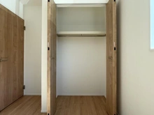 【神奈川県/横浜市戸塚区上矢部町】戸塚区上矢部町4期　新築戸建　3号棟/全3棟 収納：洋室約5.1帖　洋室約5.3帖隣