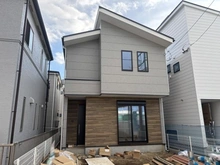 【神奈川県/茅ヶ崎市香川】茅ヶ崎市香川1丁目5期　新築戸建　1号棟/全2棟 建築中の外観：写真中央　1号棟/全2棟