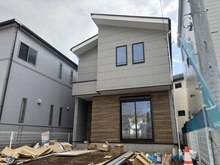 【神奈川県/茅ヶ崎市香川】茅ヶ崎市香川1丁目5期　新築戸建　1号棟/全2棟 建築中の外観：写真中央　1号棟/全2棟