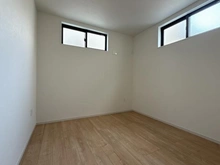 【神奈川県/茅ヶ崎市香川】茅ヶ崎市香川1丁目5期　新築戸建　1号棟/全2棟 サービスルーム(納戸)：約5.0帖　洋室5.0帖の隣