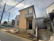 【神奈川県/茅ヶ崎市香川】茅ヶ崎市香川1丁目5期　新築戸建　2号棟/全2棟 建築中の外観：写真中央　全2棟