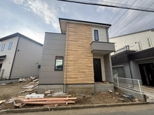 【神奈川県/茅ヶ崎市香川】茅ヶ崎市香川1丁目5期　新築戸建　2号棟/全2棟 建築中の外観：写真中央　全2棟