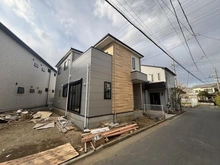 【神奈川県/茅ヶ崎市香川】茅ヶ崎市香川1丁目5期　新築戸建　2号棟/全2棟 建築中の外観：写真中央　全2棟