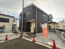 【神奈川県/茅ヶ崎市香川】茅ヶ崎市香川5丁目　新築戸建　1号棟/全10棟 外観：写真中央（1号棟/全10棟）