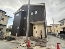 【神奈川県/茅ヶ崎市香川】茅ヶ崎市香川5丁目　新築戸建　1号棟/全10棟 外観：写真中央（1号棟/全10棟）