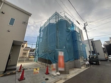 【神奈川県/茅ヶ崎市香川】茅ヶ崎市香川5丁目　新築戸建　7号棟/全10棟 建築中の外観：写真中央（7号棟/全10棟）