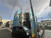 【神奈川県/茅ヶ崎市香川】茅ヶ崎市香川5丁目　新築戸建　7号棟/全10棟 建築中の外観：写真中央（7号棟/全10棟）