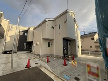 【神奈川県/茅ヶ崎市香川】茅ヶ崎市香川5丁目　新築戸建　8号棟/全10棟 外観：写真中央（8号棟/全10棟）