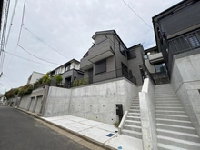 【神奈川県/横浜市戸塚区平戸町】戸塚区平戸町　新築戸建　A号棟/全2棟 外観：写真中央　A号棟(左)/全2棟