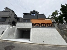 【神奈川県/横浜市戸塚区平戸町】戸塚区平戸町　新築戸建　B号棟/全2棟 外観：写真中央　B号棟(右)/全2棟