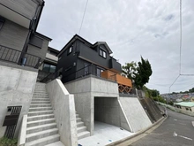 【神奈川県/横浜市戸塚区平戸町】戸塚区平戸町　新築戸建　B号棟/全2棟 外観：写真中央　B号棟(右)/全2棟