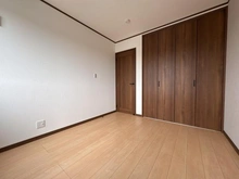 【神奈川県/横浜市戸塚区平戸町】戸塚区平戸町　新築戸建　B号棟/全2棟 洋室：約5.2帖　真ん中