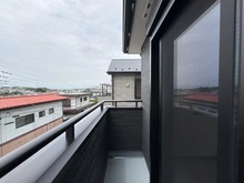 【神奈川県/横浜市戸塚区平戸町】戸塚区平戸町　新築戸建　B号棟/全2棟 バルコニー