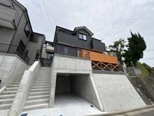 【神奈川県/横浜市戸塚区平戸町】戸塚区平戸町　新築戸建　B号棟/全2棟 外観：写真中央　B号棟(右)/全2棟