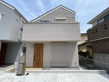 【神奈川県/横浜市泉区和泉中央南】泉区和泉中央南2丁目　新築戸建　1号棟/全5棟 外観：写真中央　1号棟(一番右)/全5棟