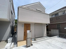 【神奈川県/横浜市泉区和泉中央南】泉区和泉中央南2丁目　新築戸建　1号棟/全5棟 外観：写真中央　1号棟(一番右)/全5棟