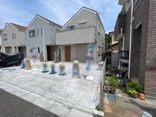 【神奈川県/横浜市泉区和泉中央南】泉区和泉中央南2丁目　新築戸建　1号棟/全5棟 外観：写真中央　1号棟(一番右)/全5棟