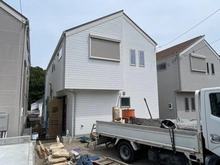 【神奈川県/横浜市泉区和泉中央南】泉区和泉中央南2丁目　新築戸建　4号棟/全5棟 外観：写真中央　4号棟(左から2番目)/全5棟