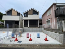 【神奈川県/横浜市泉区和泉中央南】泉区和泉中央南4丁目　新築戸建 2号棟/全2棟 外観：写真中央　2号棟(右側)/全2棟
