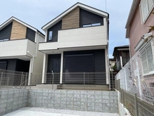 【神奈川県/横浜市泉区和泉中央南】泉区和泉中央南4丁目　新築戸建 2号棟/全2棟 外観：写真中央　2号棟(右側)/全2棟
